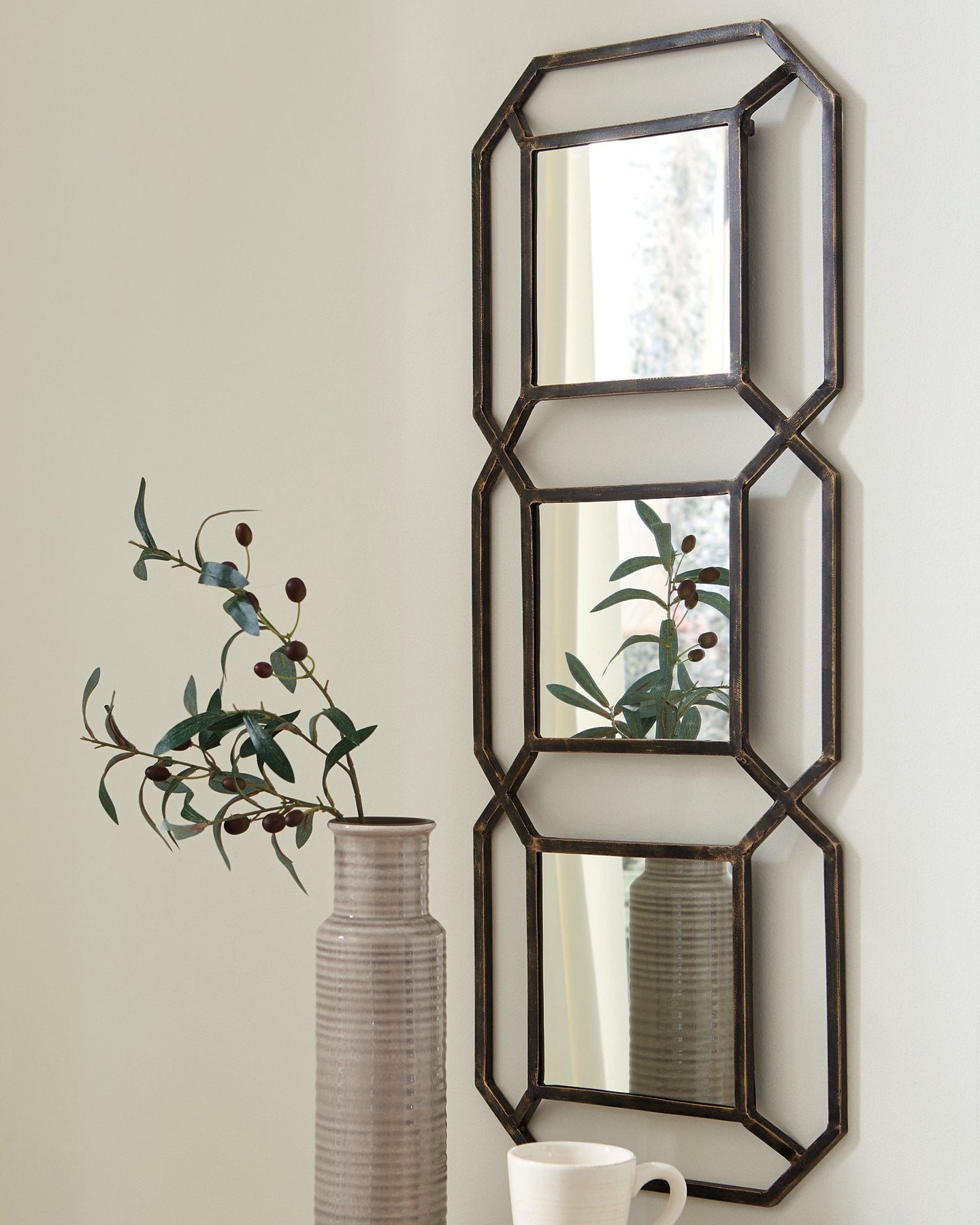 Savane Accent Mirror image