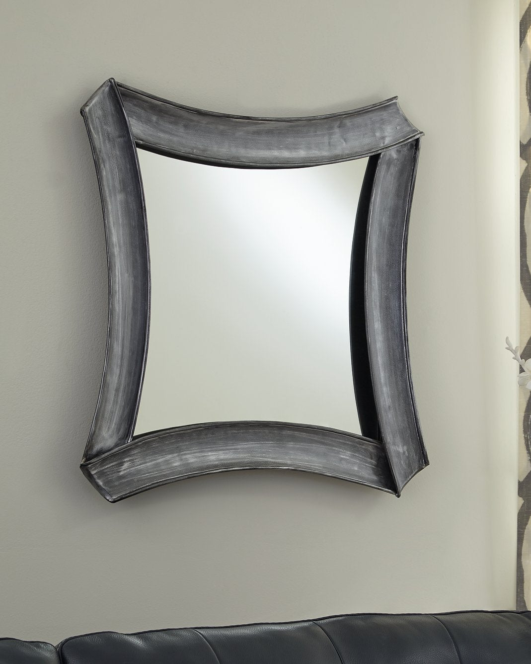 Posie Accent Mirror image