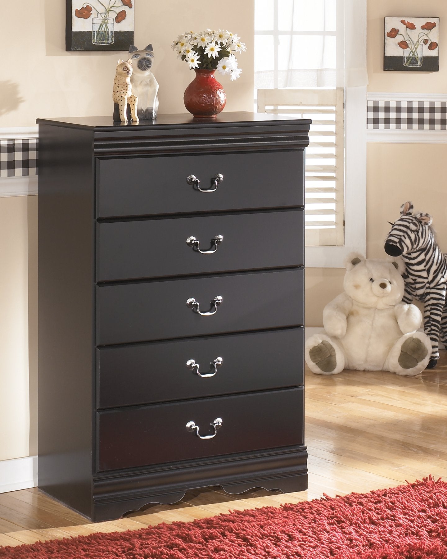 Huey Vineyard Chest of Drawers image