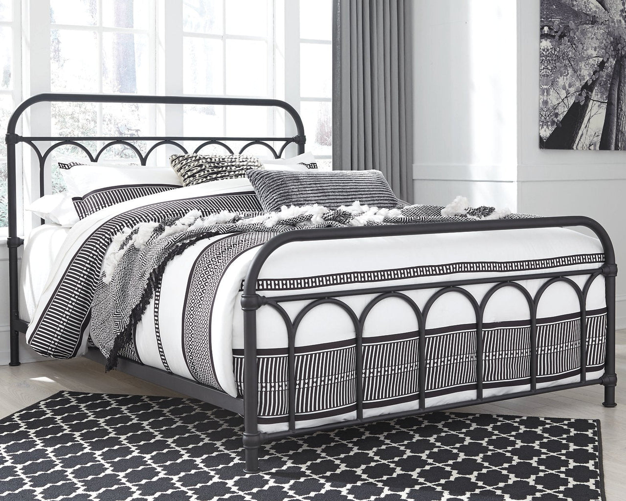 Cama Queen de metal Nashburg 