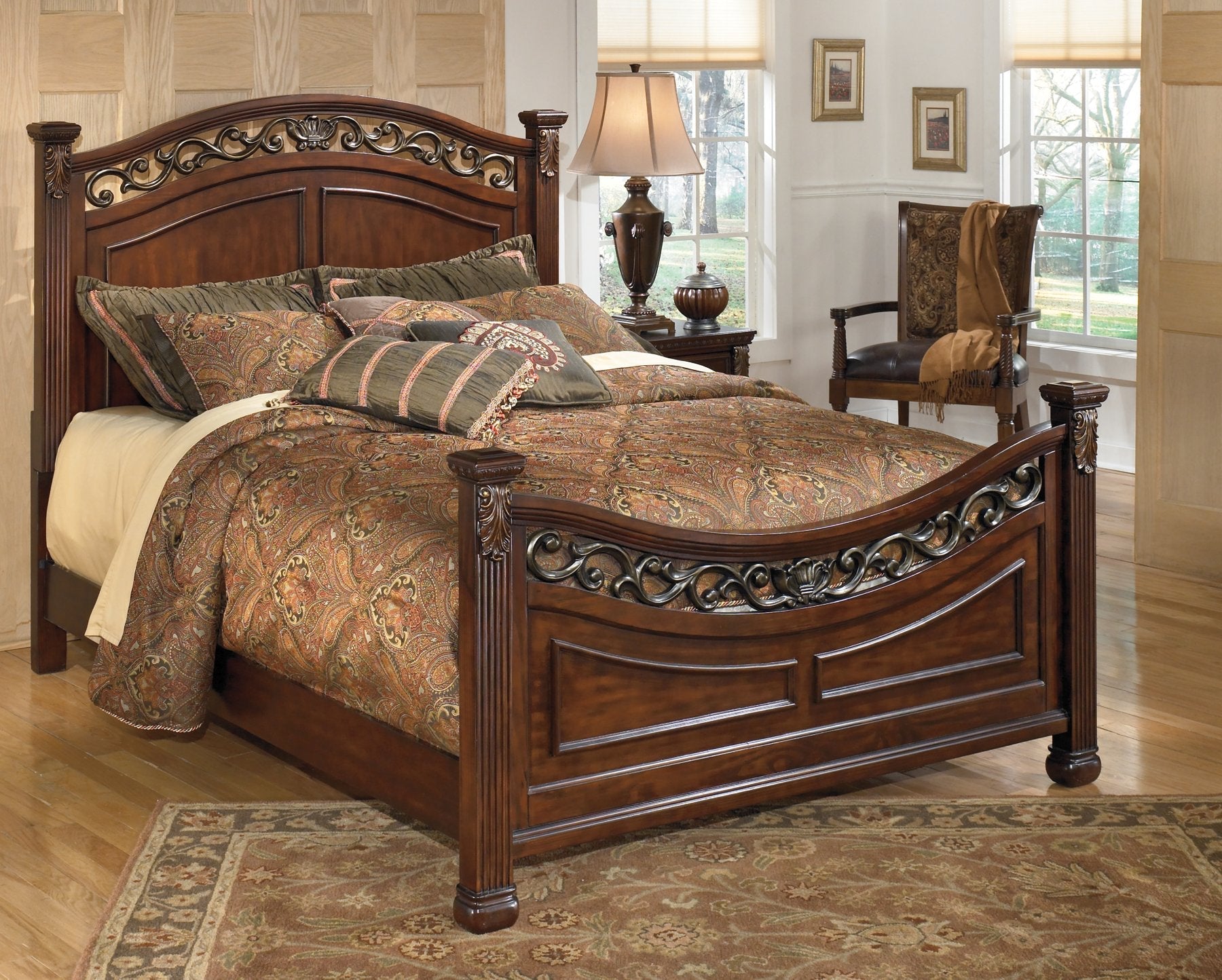 Leahlyn Queen Panel Bed image