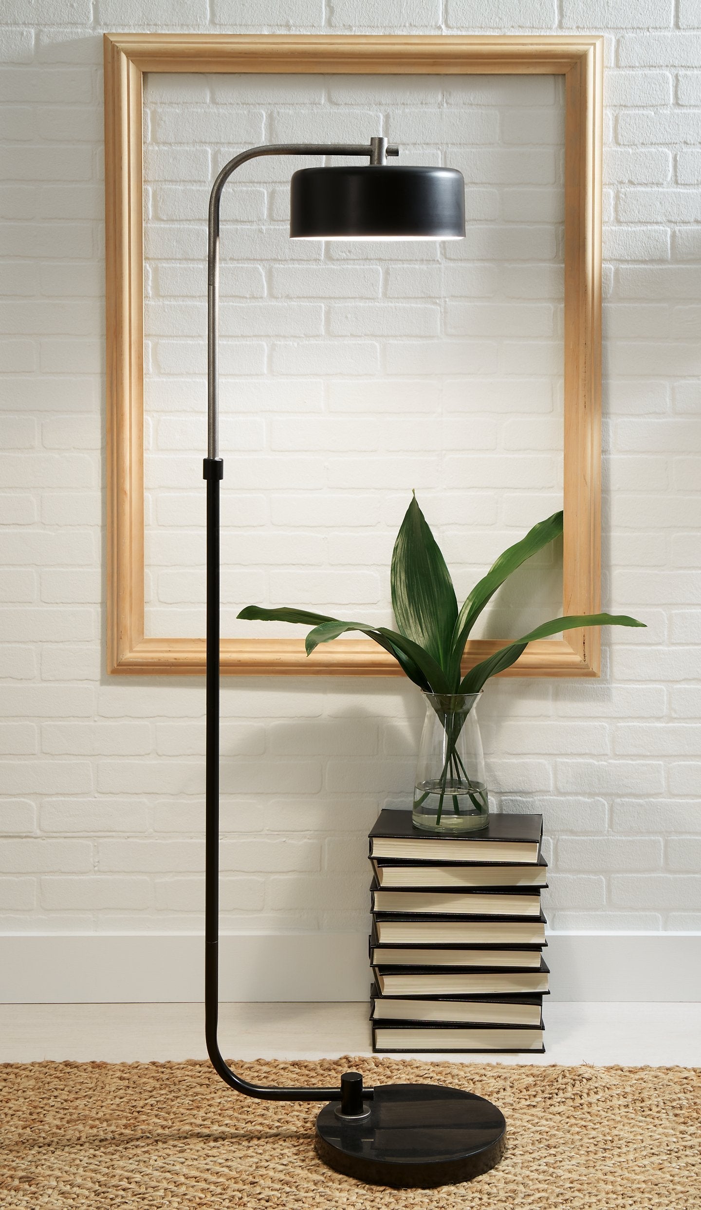 Eliridge Floor Lamp image