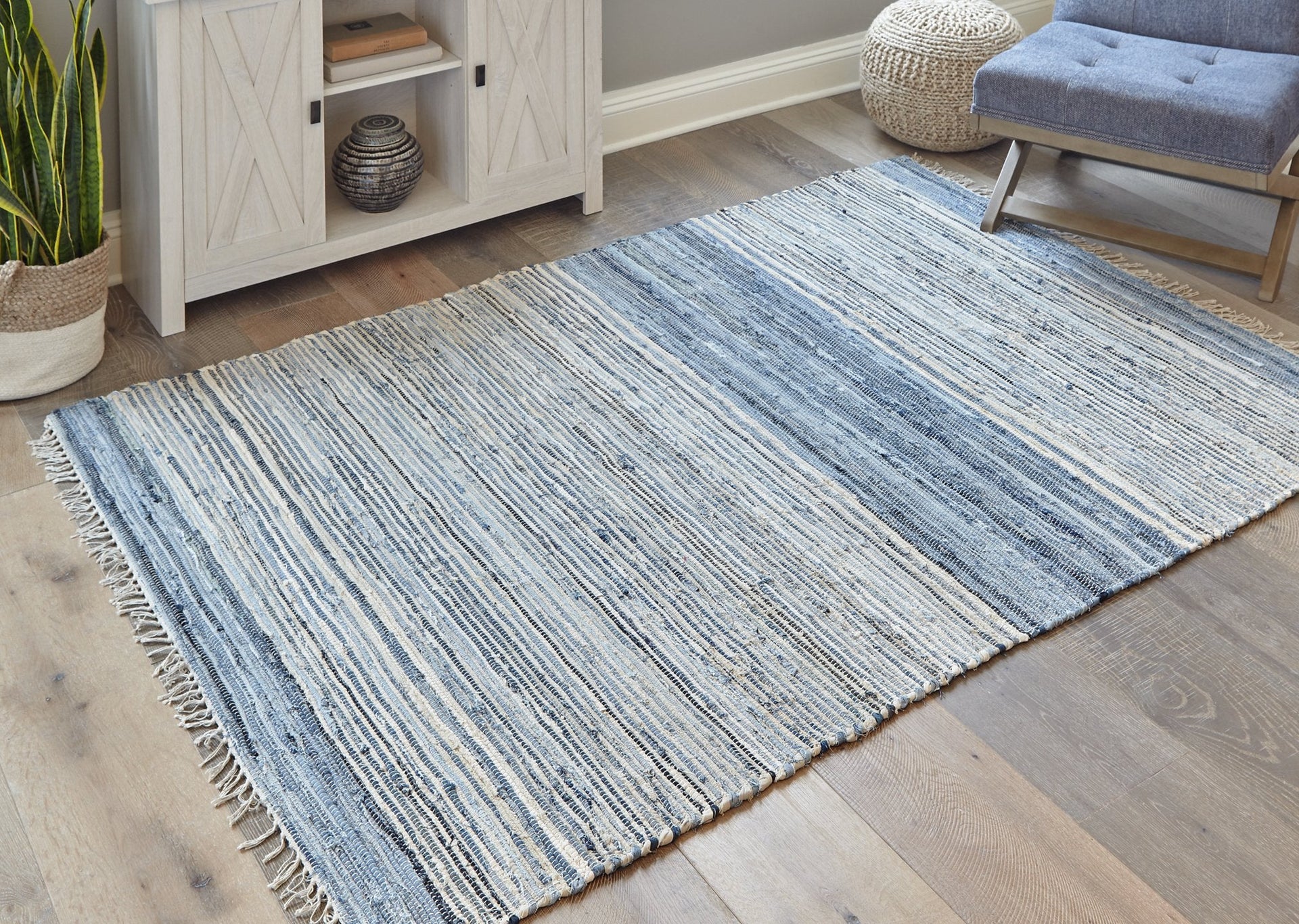 Emberlyn Medium Rug image